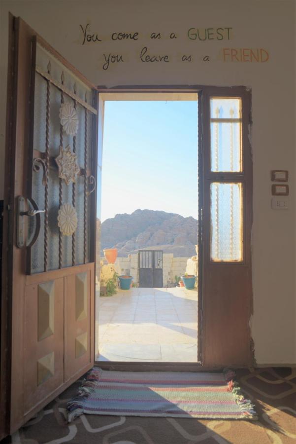 Happy Bedouin House Petra Bed & Breakfast Al Hayy Екстериор снимка