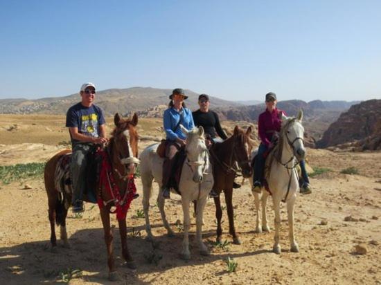 Happy Bedouin House Petra Bed & Breakfast Al Hayy Екстериор снимка