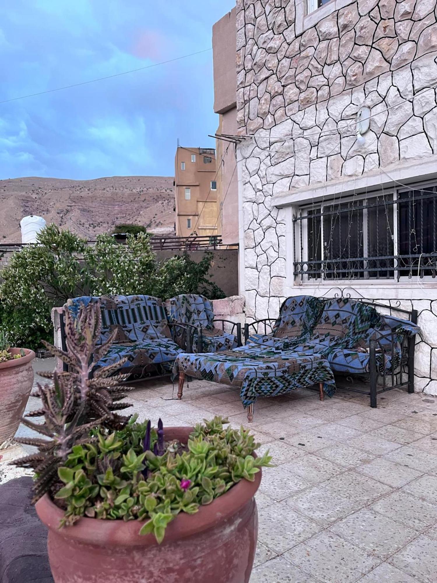 Happy Bedouin House Petra Bed & Breakfast Al Hayy Екстериор снимка