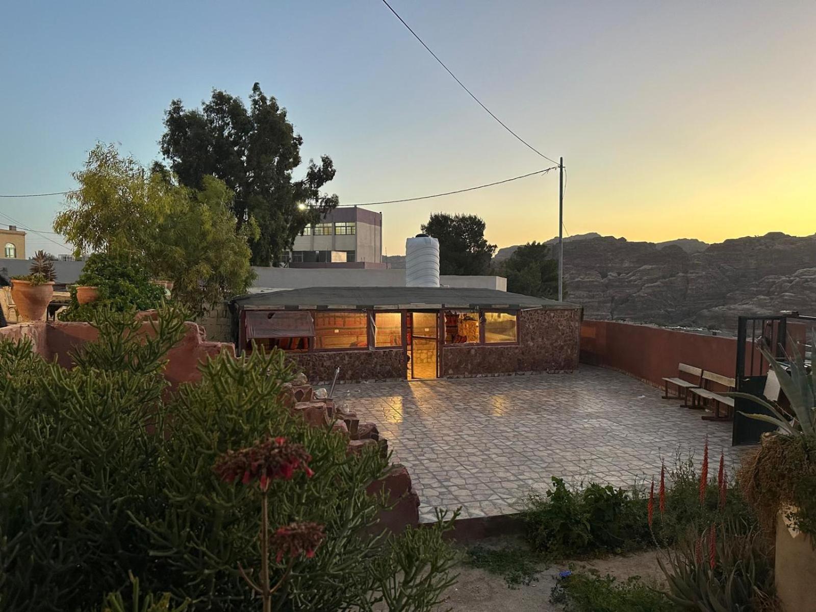 Happy Bedouin House Petra Bed & Breakfast Al Hayy Екстериор снимка